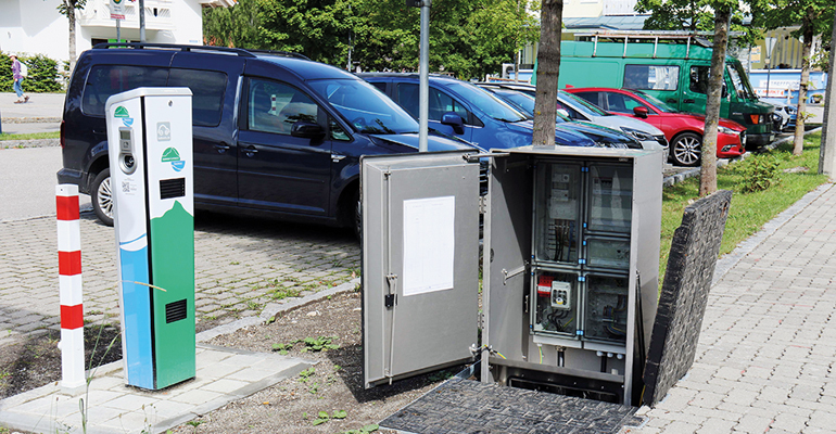 Sowohl stadtbildkonform als auch vor Überflutung und Vandalismus sicher: Der für autorisierte Personen jederzeit zugängliche Unterflurverteiler EK 880 von Langmatz sorgt für die Stromversorgung einer E-Ladesäule. Bild: Langmatz