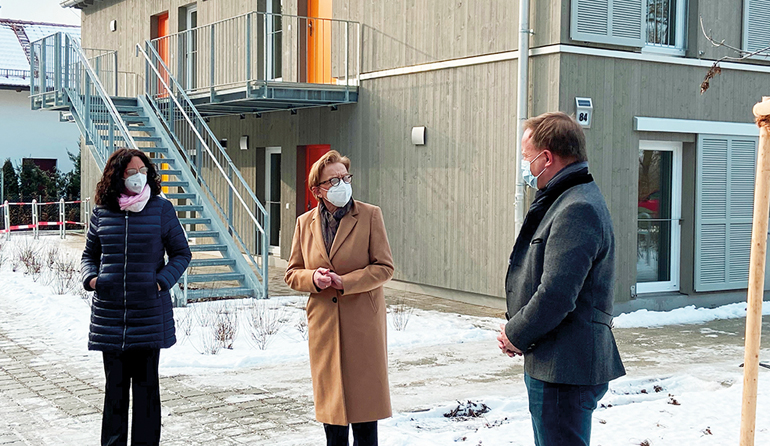 V. l.: Kathrin Alte, Erste Bürgermeisterin der Gemeinde Anzing, Regierungspräsidentin Maria Els und der Ebersberger Landrat Robert Niedergesäß. Bild: Regierung von Oberbayern