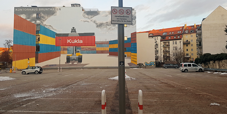 Der Parkplatz der städtischen Münchner Großmarkthalle an einem Sonntagnachmittag. Das Verbotsschild trägt die Aufschrift „Privatgrundstück – kein Spielplatz“