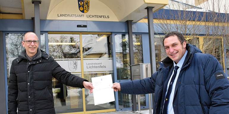 Ein Schreiben mit einer langen Unterschriftenliste für Wirtschaftsminister Hubert Aiwanger übergab Michelaus 2. Bürgermeister Jochen Weber (re.) mit der Bitte um Weiterleitung an Landrat Christian Meißner. Bild: Landratsamt Lichtenfels / Heidi Bauer