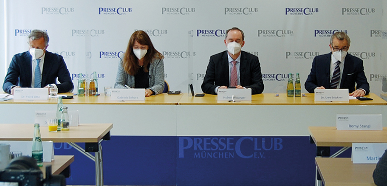 Unser Bild entstand während der Pressekonferenz im Münchner Presseclub und zeigt von links: Dr. York Otto, Gabriele Sehorz, Hubert Aiwanger und Dr. Uwe Brückner. Bild: Jörn Dreuw