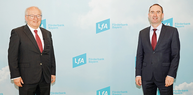 Bayerns Wirtschaftsminister Hubert Aiwanger (r.) und LfA-Vorstandschef Dr. Otto Beierl bei der Bilanzpressekonferenz. Bild: Nadine Stegemann