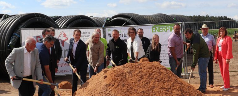 Symbolischer Spatenstich im Juli 2019: Die Bürger-Energiegenossenschaft West eG investierte insgesamt 1,9 Millionen Euro in das 6.600 Meter lange Nahwärmenetz Trabitz. Durch die umweltfreundliche Energieversorgung sparen die Trabitzer jährlich rund 384.000 Liter Heizöl ein. Foto: Neue Energien West eG/Enerpipe GmbH