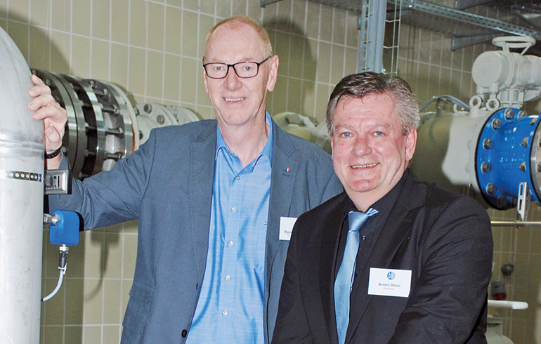 V.l. Verbandsvorsitzender Josef Böck und Werkleiter Armin Drexl blicken auf ein zufriedenstellendes Jahr 2020 zurück. Bild: Walter Kleber