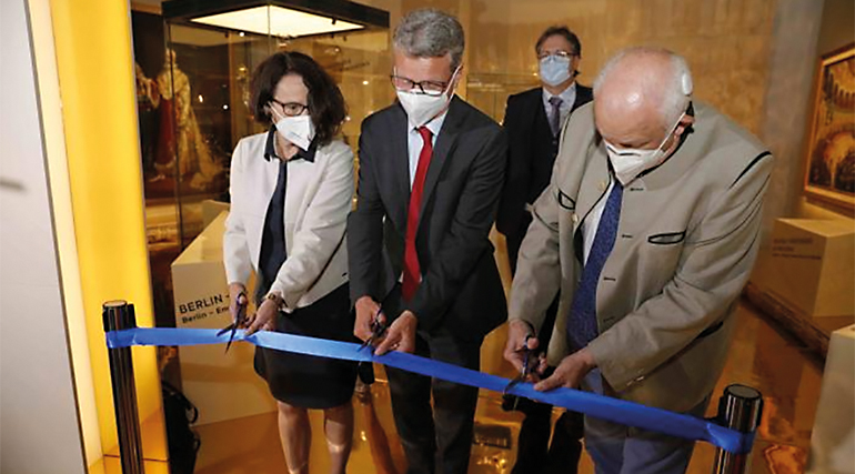 V.l.: Regensburgs Oberbürgermeisterin Gertrud Maltz-Schwarzfischer, Kunst- und Wissenschaftsminister Bernd Sibler und der ehemalige bayerische Ministerpräsident Dr. Günther Beckstein. Im Hintergrund Direktor Dr. Richard Loibl (Haus der Bayerischen Geschichte Ausgburg, Regensburg) © HdBG. Foto: Fotoweitblick