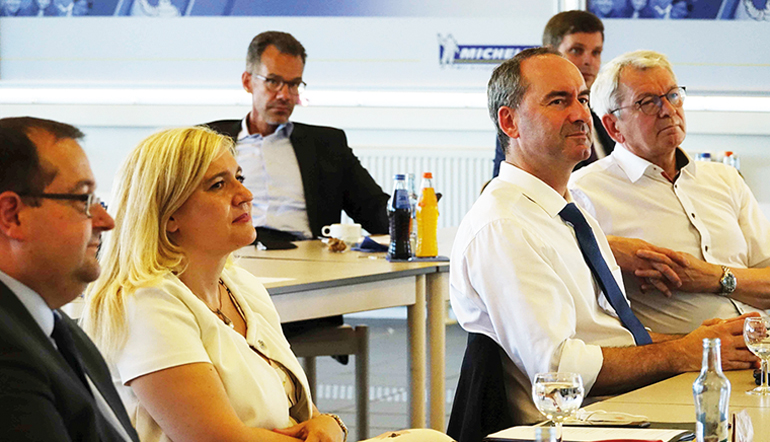 Wirtschaftsminister Hubert Aiwanger machte sich zusammen mit Staatsministerin Melanie Huml ein Bild von der Entwicklung auf dem ehemaligen Michelin-Gelände in Hallstadt. Bild: StMWI