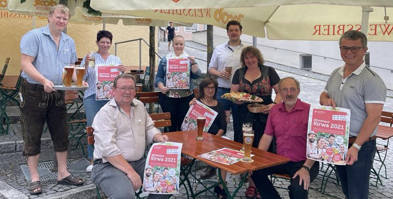 Im Bild: Tom Eckl von der Südtiroler Stube, Zweite Bürgermeisterin Margit Reichl, Ulrike Meixner, Stefan Grimm von der Schlossgaststätte in Kröblitz (hinten v. l. n. r.) sowie vorne Franz Gruber vom Jägerhof, Ingrid Seebauer vom Cafe Bistro Auszeit, Heike Eckl ebenso von der Südtiroler Stube, Adolf Greiner vom Panorama-Hotel am See und Erster Bürgermeister Martin Birner (v. l. n. r.) bei der Vorstellung des Programms der ersten WirtshausKirwa in Neunburg vorm Wald. Foto:(c) Stadt Neunburg vorm Wald