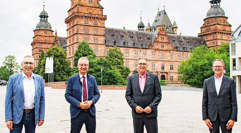 V.l.: 2. stellvertretender Vorsitzender Markus Loth; Städtetagsvorsitzender Markus Pannermayr, Gastgeber Jürgen Herzing und Städtetagsgeschäftsführer Bernd Buckenhofer. Bild: Bayerischer Städtetag