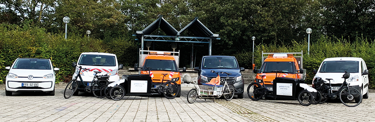 Derzeit fahren sechs Autos und zwei Lastenräder der Gemeinde mit Ökostrom, drei E-Bikes ergänzen die kommunale Stromer-Flotte. Vorn in der Mitte zudem das Markenzeichen des Ersten Bürgermeisters - sein weißes, privates E-Lastenrad. Bild: Gemeinde Gröbenzell