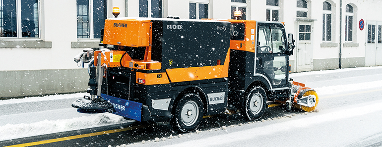 Bucher Kehrmaschine CityCat V20e mit vollelektrischen Streuautomaten Husky L14e.	Bild: Bucher Municipal