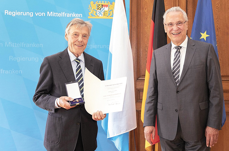 Josef Göppel, Vorsitzender des Deutschen Verbandes für Landschaftspflege (DVL), erhielt in Ansbach aus der Hand des Bayerischen Innenministers Joachim Herrmann das Verdienstkreuz 1. Klasse des Verdienstordens der Bundesrepublik Deutschland. Bild: DVL