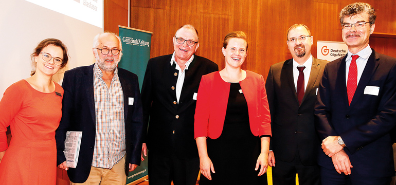 V. l.: Theresa von Hassel; Gunzenhausens 2. Bürgermeister Peter Schnell; Peter Reisinger, Deutsche Glasfaser; Constanze von Hassel; Ministerialrat Bernd Geisler, StMFH; Direktor Stefan Graf, Bayerischer Gemeindetag.