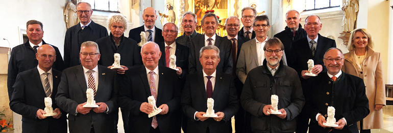 1. Reihe v.l.n.r.: Anton Knapp (Lkr. Eichstätt), Gerhard Wägemann (Lkr. Weißenburg-Gunzenhausen), Heinrich Trapp (Lkr. Dingolfing-Landau), Franz Meyer (Lkr. Passau), Martin Wolf (Lkr. Pfaffenhofen a.d.Ilm), Karl Roth (Lkr. Starnberg); 2. Reihe v.l.n.r.: Präsident Christian Bernreiter, Wolfgang Lippert (Lkr. Tirschenreuth), Anton Klotz (Lkr. Oberallgäu), Hermann Hübner (Lkr. Bayreuth), Thomas Schiebel (Lkr. Main-Spessart), Anton Westner (Lkr. Pfaffenhofen a.d.Ilm), 3. Vizepräsidentin Tamara Bischof; Letzte Reihe v.l.n.r.: Anton Seitz (Lkr. Ansbach), Eberhard Nuß (Lkr. Würzburg), Georg Huber (Lkr. Mühldorf a.Inn), Hubert Hafner (Lkr. Günzburg), Josef Hauner (Lkr. Freising), 2. Vizepräsident Herbert Eckstein; Auf dem Foto fehlen Dr. Karl Döhler (Lkr. Wunsiedel im Fichtelgebirge), Prof. Dr. Ulrich Reuter (Lkr. Aschaffenburg), Wolfgang Berthaler (Lkr. Rosenheim), Georg Grabner (Lkr. Berchtesgadener Land), Hans-Joachim Weirather (Lkr. Unterallgäu), Wolfgang Rzehak (Lkr. Miesbach). Bild: Bayerischer Landkreistag 1. Reihe v.l.n.r.: Anton Knapp (Lkr. Eichstätt), Gerhard Wägemann (Lkr. Weißenburg-Gunzenhausen), Heinrich Trapp (Lkr. Dingolfing-Landau), Franz Meyer (Lkr. Passau), Martin Wolf (Lkr. Pfaffenhofen a.d.Ilm), Karl Roth (Lkr. Starnberg); 2. Reihe v.l.n.r.: Präsident Christian Bernreiter, Wolfgang Lippert (Lkr. Tirschenreuth), Anton Klotz (Lkr. Oberallgäu), Hermann Hübner (Lkr. Bayreuth), Thomas Schiebel (Lkr. Main-Spessart), Anton Westner (Lkr. Pfaffenhofen a.d.Ilm), 3. Vizepräsidentin Tamara Bischof; Letzte Reihe v.l.n.r.: Anton Seitz (Lkr. Ansbach), Eberhard Nuß (Lkr. Würzburg), Georg Huber (Lkr. Mühldorf a.Inn), Hubert Hafner (Lkr. Günzburg), Josef Hauner (Lkr. Freising), 2. Vizepräsident Herbert Eckstein; Auf dem Foto fehlen Dr. Karl Döhler (Lkr. Wunsiedel im Fichtelgebirge), Prof. Dr. Ulrich Reuter (Lkr. Aschaffenburg), Wolfgang Berthaler (Lkr. Rosenheim), Georg Grabner (Lkr. Berchtesgadener Land), Hans-Joachim Weirather (Lkr. Unterallgäu), Wolfgang Rzehak (Lkr. Miesbach). Bild: Bayerischer Landkreistag