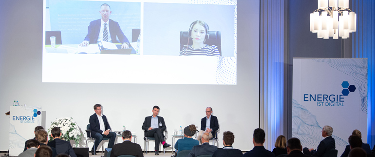 Die Teilnehmer der Podiumsdiskussion v.l. Oben: Dr. Christoph Scholten, Bundesministerium für Wirtschaft und Energie und Dr. Tanja Koch, Leiterin Systemführung und Netzleittechnik, EWE Netz. Unten: Oliver Koch, CEO, Sonnen GmbH, Dr.-Ing. Serafin von Roon, FfE GmbH, Dr. Egon Leo Westphal, Vorstandsvorsitzender, Bayernwerk AG. Bild: Lukas Barth