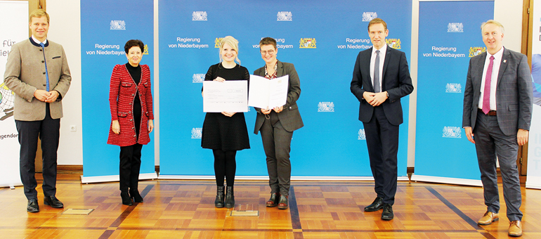 Integrationsbeauftragte Gudrun Brendel-Fischer, Bezirkstagspräsident Dr. Olaf Heinrich (links), Regierungspräsident Rainer Haselbeck und stv. Landrat Plenk (rechts) freuen sich mit den Preisträgerinnen Kathrin Kuchler und Linda Langer (von links). Bild: Regierung von Niederbayern