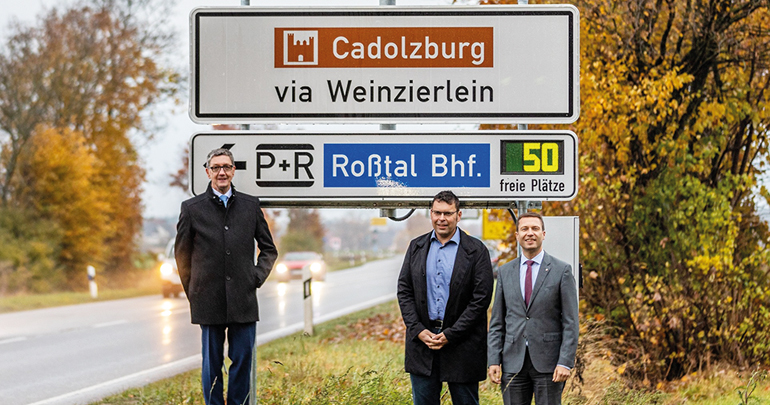 V.l.: VGN-Geschäftsführer Andreas Mäder, der Roßtaler Bürgermeister Rainer Gegner und Landrat Matthias Dießl bei der Vorstellung des Pilotprojekts direkt an der B14. Foto: David Oßwald (LRA Fürth)