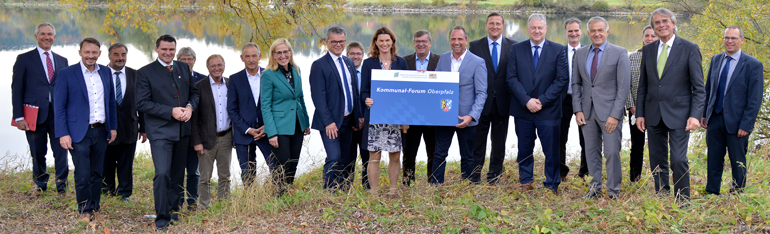 Am Donauufer: Umwelt- und Verbraucherschutzminister Thorsten Glauber zusammen mit Landrätin Tanja Schweiger und weiteren Teilnehmern des Kommunal-Forums in der Oberpfalz.