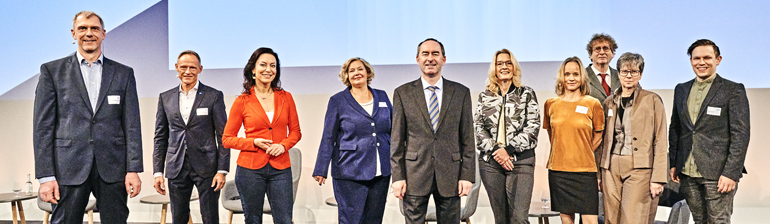 V.l.: Prof. Dr. Dirk Schmücker (NIT Kiel), Stefan Fredlmeier (Füssen Tourismus und Marketing), Helena Felixberger (Moderatorin), Dr. Ulrike Wolf (Ministerialdirigentin Bayerisches Staatsministerium für Wirtschaft, Landesentwicklung und Energie), Staatsminister Hubert Aiwanger (Bayerisches Wirtschaftsministerium für Wirtschaft, Landesentwicklung und Energie), Barbara Radomski (Geschäftsführerin Bayern Tourismus Marketing GmbH), Dr. Andrea Möller (dwif), Prof. Dr. Michael Braungart (GF EPEA), Sabine Thiele (GFin Regensburg Tourismus GmbH), Ben Förtsch (GF Creativhotel Luise). Bild: tourismus.bayern – Gert Krautbauer