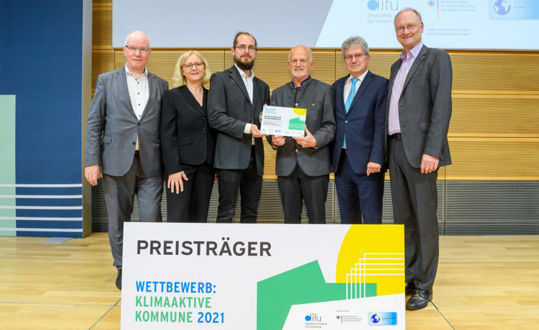 Gewinnerteam Große Kreisstadt Fürstenfeldbruck mit Gratulant*innen. Bild: © Peter Himsel/Difu