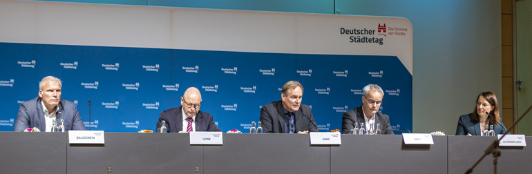 Auftakt-Pressekonferenz: Plenum mit (v. l.): Andreas Bausewein, gastgebener Oberbürgermeister Erfurt; Oberbürgermeister Markus Lewe, Vizepräsident des Deutschen Städtetages; Oberbürgermeister Burkhard Jung, Präsident des Deutschen Städtetages; Helmut Dedy, Hauptgeschäftsführer Deutscher Städtetag; Daniela Schönwälder, Stellvertretende Pressesprecherin Deutscher Städtetag. Bild: Stadtverwaltung Erfurt/Vitalik Gürtler