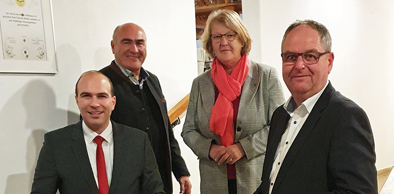 Der wiedergewählte Vorsitzende der KPV Josef Klaus (r.) mit seinen beiden Vertretern Luise Hausberger und Siegfried Ziegler dankten Bundestagsabgeordneten Florian Oßner (l.) für das offene Ohr bei kommunalpolitischen Themen. Bild: Andreas Leichtfuß