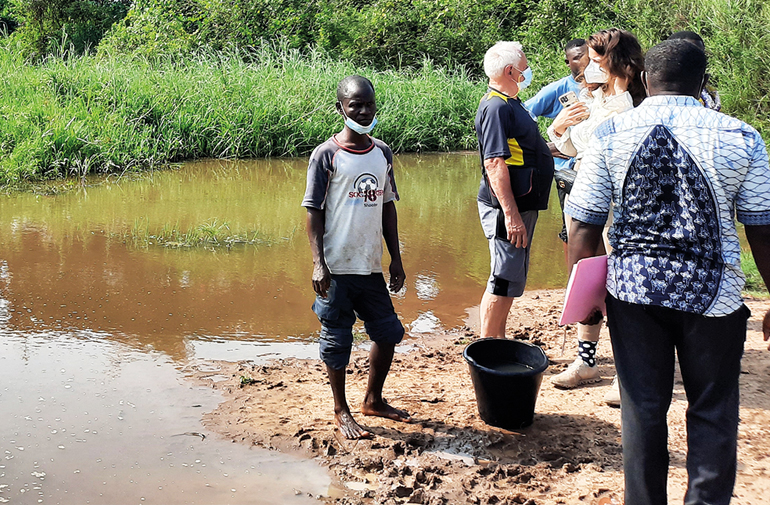 Die bisherige Wasserversorgung ist höchst problematisch. Künftig wird eine solarbetriebene Brunnenanlage inkl. Wasserturm Schule und Dorf mit sauberem Trinkwasser versorgen. Bild: Barbara Weber