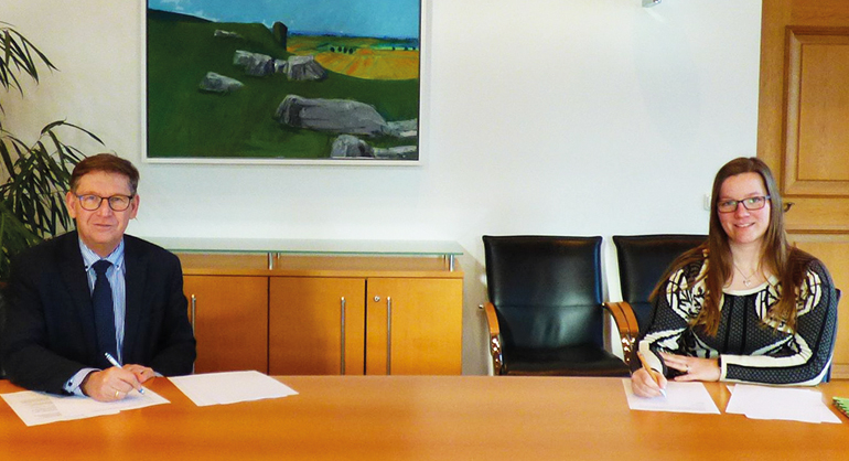 Landrat Stefan Rößle und Teresa Jaumann vom Kreisjungendring unterzeichnen den Grundlagenvertrag. Bild: Kränzler