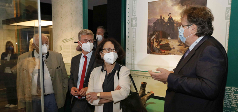 v.l. Der ehemalige bayerische Ministerpräsident Günther Beckstein, Kulturstaatsminister Bernd Sibler und Regensburgs Oberbürgermeisterin Gertrud Maltz-Schwarzfischer bei einer Führung durch die Bayerische Landesausstellung mit dem Direktor des Hauses der Bayerischen Geschichte, Dr. Richard Loibl. Bild: HdBG | Fotoweitblick