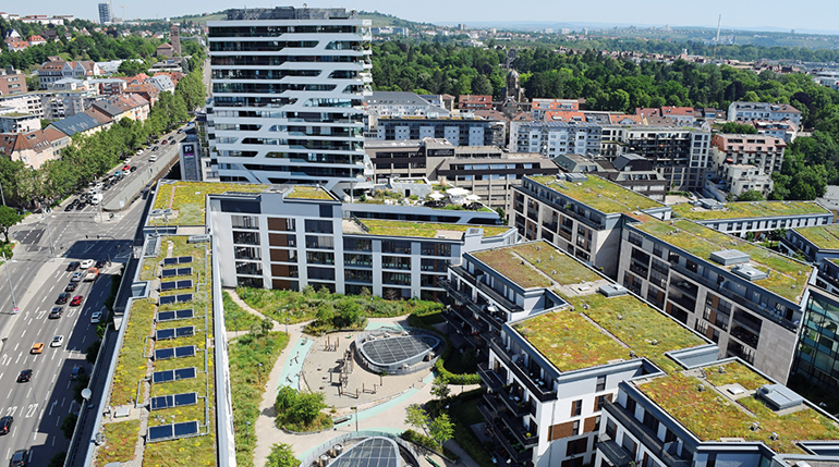 Gebäudebegrünung mit PV-Modulen. Bild: BuGG