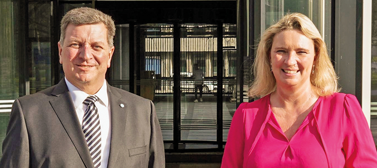 Unser Bild zeigt die bisherige Ministerin Kerstin Schreyer und ihren Nachfolger, Christian Bernreiter. Bild: stmb