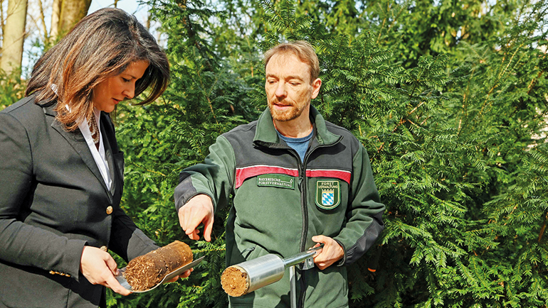 Forstministerin Michaela Kaniber und Wolfgang Falk, Landesinventurleiter der LWF bei einer Aufnahme zur dritten Bodenzustandserhebung. Bild: Judith Schmidhuber/StMELF