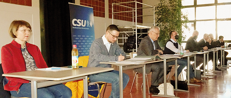 Unser Foto zeigt v.l.: FU-Bezirksvorsitzende Cornelia Griesbeck, CSU-Bezirksgeschäftsführer Werner Stieglitz, CSU-Bezirksvorsitzenden Joachim Herrmann, stellv. Bezirksvorsitzenden Herbert Lindörfer und im Hintergrund die Bundestagsabgeordneten Artur Auernhammer und Tobias Winkler. Bild: pmw