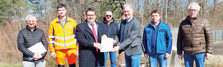 V.l.: Daniel Fendl, VG-Geschäftsstellenleiter, Aron Schmidt (Wasserwart Wackersdorf), Thomas Falter (Bürgermeister Wackersdorf), Volker Keil (Bauhofleiter Wackersdorf), Georg Hoffmann (Bürgermeister Bodenwöhr), Walter Spirk, Michael Vitzthum (Wasserwarte Bodenwöhr). Bild: Michael Weiß/VG Wackersdorf