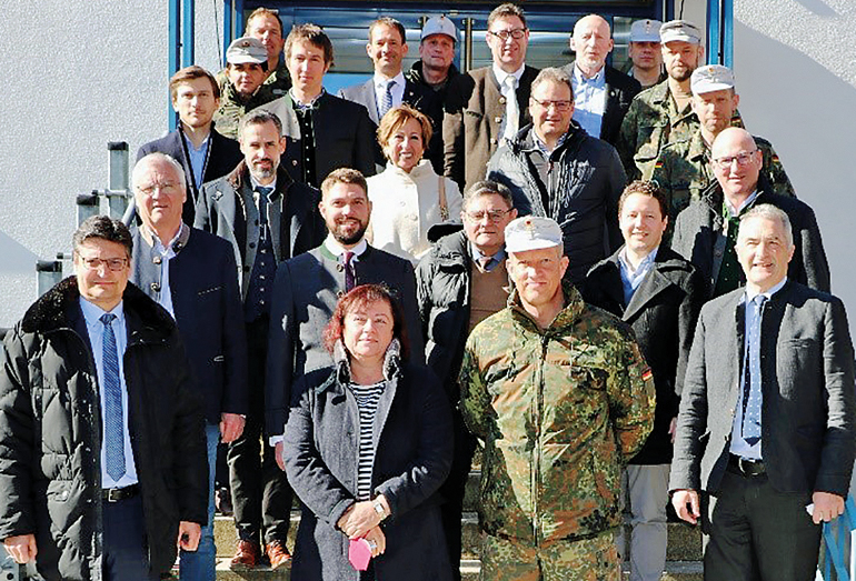 Zahlreiche Vertreter der regionalen Politik hatten sich im Offizierheim des Standortes Bad Reichenhall eingefunden. Bild: H. Rambold