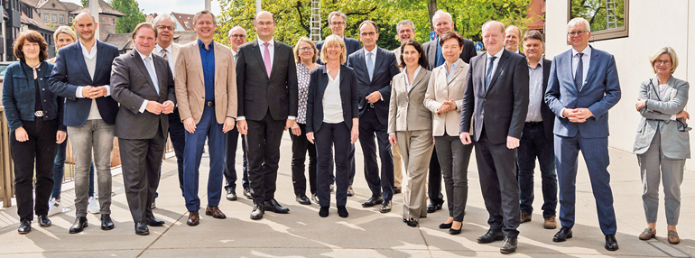 Gruppenbild der Länder-Finanzminister mit dem Gastgeber, Bayerns Staatsminister Albert  Füracker (1. Reihe, 5.v.l.). Bild: STMFH
