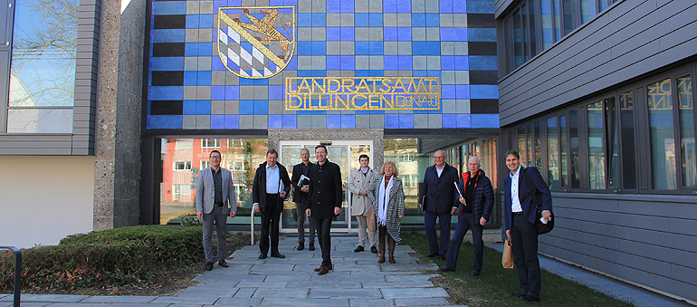 Delegation des Landkreises Bayreuth zur Besichtigung und zum Austausch in Dillingen im sanierten Landratsamt in Hybridbauweise (v.li. nach re.): Claus Elbert, Fachbereichsleiter kommunaler Hochbau Landratsamt Dillingen; Kreisrat Karl Lappe, Lkr. BT; Thomas Kraus, Teamleiter kommunaler Hochbau Landratsamt Dillingen; Landrat Florian Wiedemann; Kreisrat Mario Schulze; Kreisrätin Renate van de Gabel-Rüppel, Lkr. BT; Alexander Gumpp, Vorsitzender proHolz Bayern; Kreisrat Norbert Pietsch, Lkr. BT und Architekt Elmar Bäuml, Sanierung Lra. Dillingen.