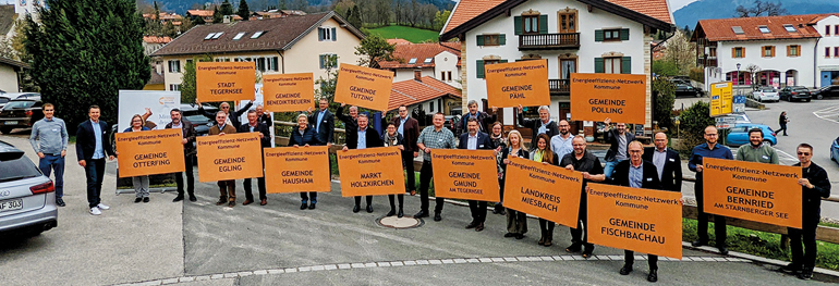 Vertreterinnen und Vertreter der Gemeinden Benediktbeuern, Bernried, Egling, Fischbachau, Gmund am Tegernsee, Hausham, Markt Holzkirchen, Otterfing, Pähl, Polling, Tutzing, Stadt Tegernsee, des Landkreises Miesbach, des Instituts für nachhaltige Energieversorgung und der Energiewende Oberland. Bild: Energiewende Oberland