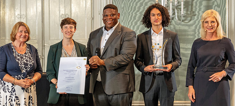 Preisträger der Kategorie „Idee“: Sport gestaltet Vielfalt der Diskriminierungsfreie Gesellschaft gGmbH FFB. V.l.: Ehrenamtsbeauftragte Eva Gottstein, Annarina Kemnitz, Dr. Lorenz Laing, David Schupp, Staatsministerin Ulrike Scharf. StMAS/ Alexander Göttert 