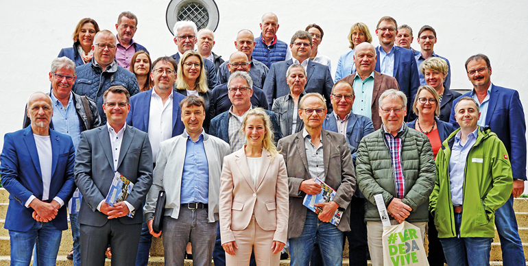 Die 44 Kommunen des Landkreises mit der fachlichen Begleitung Dr. Sabine Müller-Herbers und Alexander Weiß (rechts außen) vom Büro Baader Konzept und Konversionsmanagerin Barbara Wunder (mitte). Bild: Irina Stumpf, Landratsamt Donau-Ries