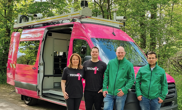 V.l.: Monika Adelsberger und Jonas Schmid von der Deutschen Telekom Technik GmbH, Lars Lempert und Adem Karca von der Geotechnik GmbH Kempen. Bild: CH