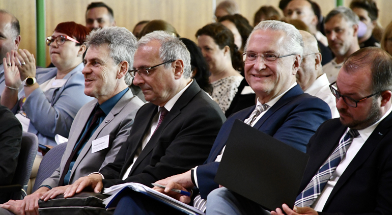 Von rechts nach links: Sebastian Straubel, Landrat des Landkreises Coburg; Staatsminister Joachim Hermann, Bayerisches Staatsministerium des Innern, für Sport und Integration; Ltd. Ministerialrat Hermann Weißhaupt, Bayerisches Staatsministerium des Innern, für Sport und Integration; Regierungsdirektor Walter Königbauer, Bayerisches Staatsministerium des Innern, für Sport und Integration; Tanja Theis, Vorsitzende des Fachverbands der saarländischen Standesbeamten e.V. 