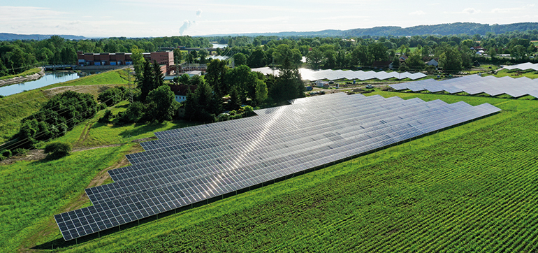 Regionaler Sonnenstrom: Für PV-Anlagen wie diese auf dem Gelände des Wasserkraftwerks Uppenborn 1 bei Moosburg suchen die Stadtwerke München freie Flächen. Bild: SWM