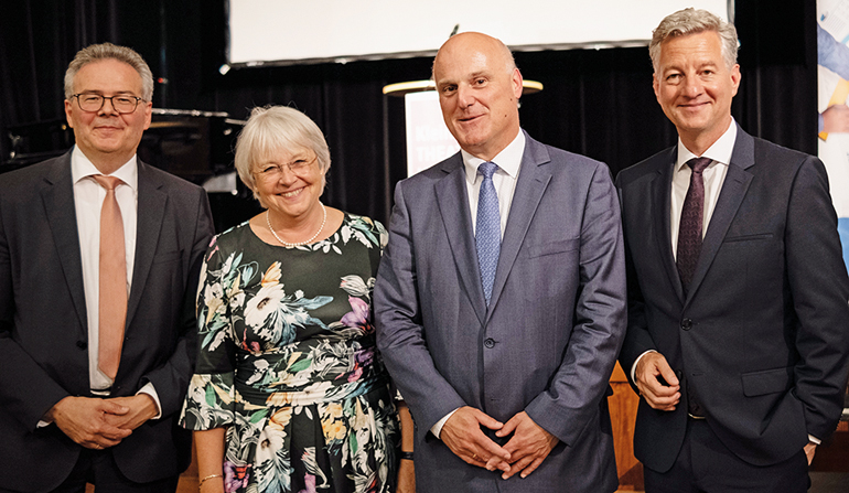 V.l.: Roland Reichert, Vorsitzender des Aufsichtsrats und Bereichsleiter Sparkassen und Finanzinstitutionen der BayernLB, Ministerialdirektorin Ingrid Simet, Bayerisches Bauministerium, Geschäftsführer Franz Schonlau, BayernGrund und Gero Bergmann, Mitglied des Vorstandes der BayernLB. Bild: BayernGrund