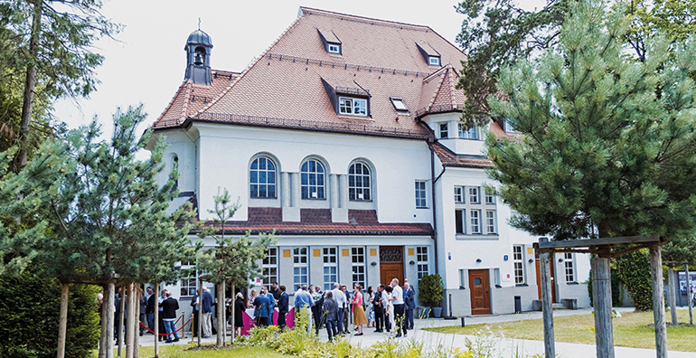 Das Kleine Theater in Haar bot eine festliche Kulisse. Bild: BayernGrund