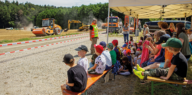 Andreas Paulus bei der stimmungsvollen Einführung zum Start der Baustelle vor seinem Publikum mit Begleitpersonen. Bild: Panmax