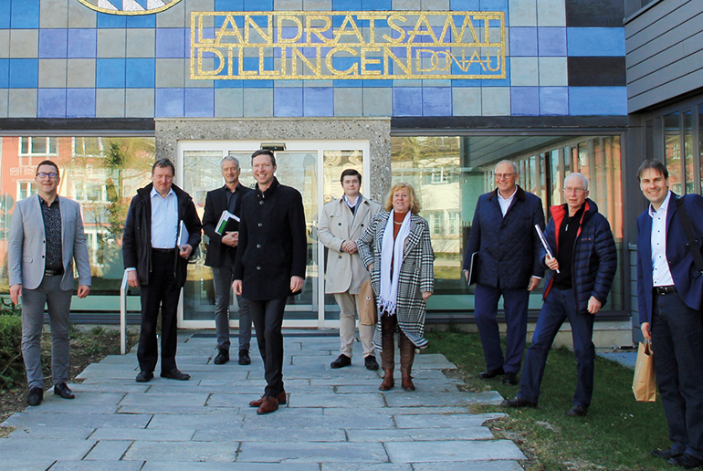 Delegation des Landkreises Bayreuth zur Besichtigung und zum Austausch in Dillingen im sanierten Landratsamt in Hybridbauweise v.r.: Claus Elbert, Fachbereichsleiter kommunaler Hochbau Landratsamt Dillingen; Kreisrat Karl Lappe, Landkreis Bayreuth, Thomas Kraus, Teamleiter kommunaler Hochbau Landratsamt Dillingen; Landrat Florian Wiedemann; Kreisrat Mario Schulze; Kreisrätin Renate van de Gabel-Rüppel, Landkreis Bayreuth, Alexander Gumpp, Vorsitzender proHolz Bayern; Kreisrat Norbert Pietsch, Landkreis Bayreuth und Architekt Elmar Bäuml, Sanierung Landratsamt. Dillingen. Bild: proHolz Bayern