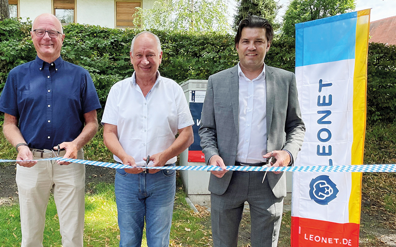 V.l.: Alfred Wöcherl (Breitbandberatung Bayern), Alfred Gärnsdorfer (1. Bürgermeister Sontheim) und Martin Naber (LEONET) nehmen gemeinsam mit einem symbolischen Akt das Glasfasernetz in Betrieb. Bild: Leonet