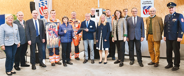 Landrätin Tanja Schweiger (5. von rechts) konnte zur Eröffnungsfeier eine Reihe von Ehrengästen und Projektverantwortliche begrüßen. Bild: Hans-Christian Wagner