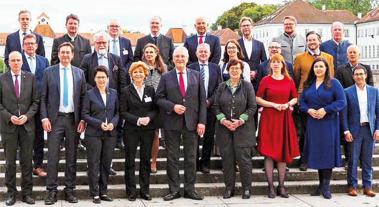 Wichtiger Austausch: Justizminister Georg Eisenreich und Innenminister Joachim Herrmann begrüßten ihre Amtskollegen zu einer gemeinsamen Sitzung von Justizministerkonferenz und Innenministerkonferenz auf Schloss Nymphenburg. Die Ministerinnen und Minister der Bundesländer diskutierten ein breitgefächertes Themenspektrum vom Kampf gegen Kindesmissbrauch über den Hass im Internet bis hin zu Cybercrime. Bild: Georg Eisenreich