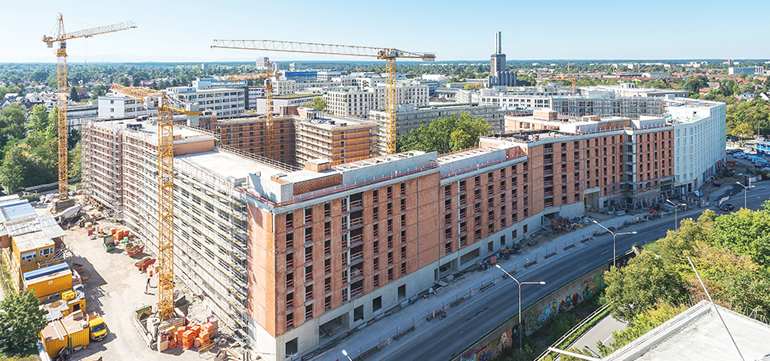 Zehn Häuser reihten die Architekten von Baumschlager Hutters Partner in einer Blockrandbebauung im Münchner Wohnquartier „Am Südpark“ aneinander. Sie schufen 389 bezahlbare Mietwohnungen. Wirtschaftlich ist die Ausführung des Neubaus in monolithischer, hochwärmedämmender Ziegelbauweise. Dem erhöhten Schallschutz entlang einer verkehrsreichen Ausfallstraße wurde so ebenfalls Rechnung getragen. Bild: Sven Rahm